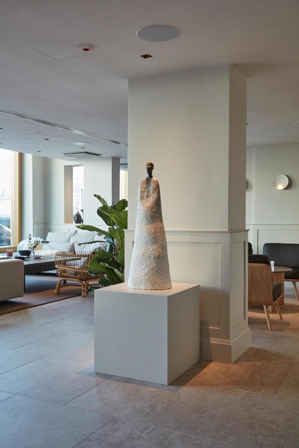 Runo Hotel Porvoo Kültér fotó The sculpture "The Guardian" by artist and sculptor, Jean-Pierre Hublot, at the entrance of the hotel