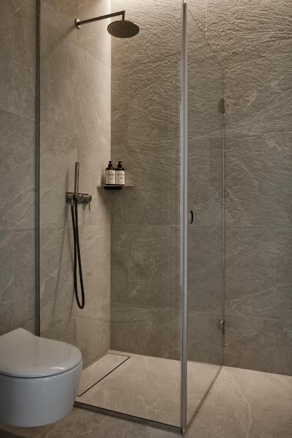 Runo Hotel Porvoo Kültér fotó A shower with a shower door